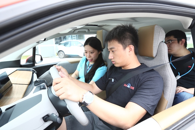 图片五：参赛选手试驾BMW i3纯电动汽车，测试应用程序